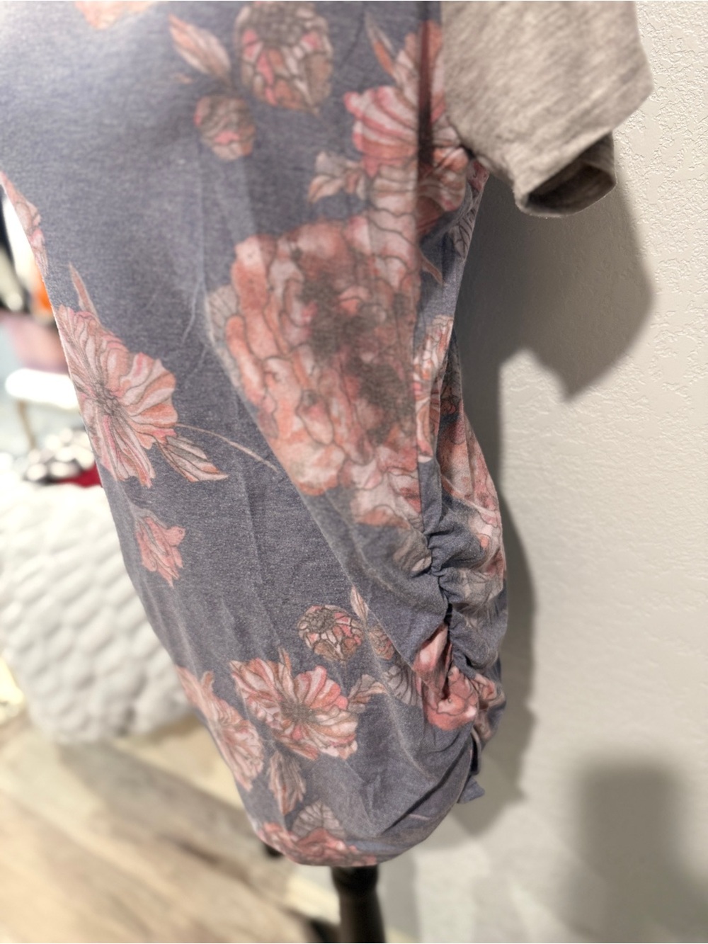 Maternity Floral Baseball Tee Side Ruched Raglan T-Shirt Gray Blue M Medium - Picture 4 of 6